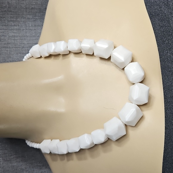 CHUNKY WHITE ACRYLIC NECKLACE & BRACLET SET 2 PIECE - Picture 3 of 8